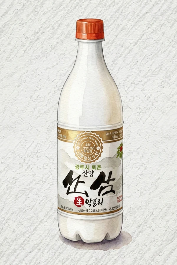 ホダム 山養山参 マッコリ - マッコリ, 京畿道（キョンギド）, 6% ABV, 750ml. 山人参の根の土っぽさ, 松と樟脳のハーバルトップ, エレガントなダークチョコレートの苦み, 長く続く香ばしい高麗人参の余韻